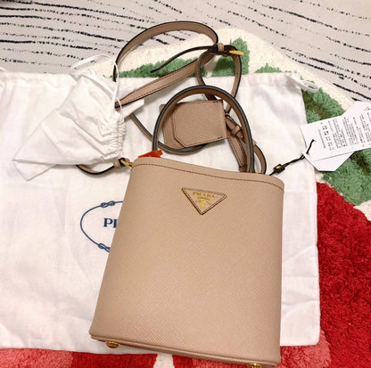 Prada
115 dhs✅

Good-quality 

with box
🎁🎁🎁

Zain35
♥️♥️♥️