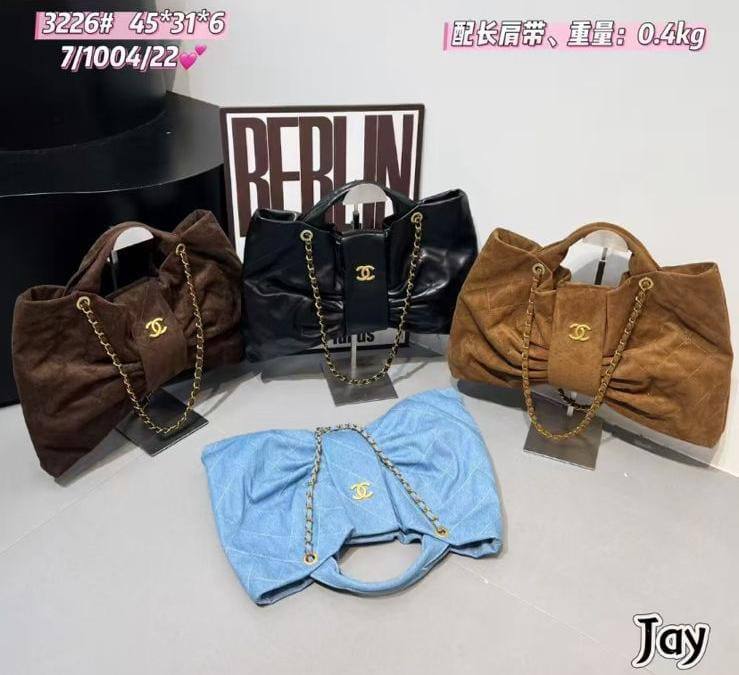 CHANEL
Maxi Bow Washed Denim 
High quality
45*31*6 cm 
115 dhs🪙🌨️

Zain95
♥️♥️♥️