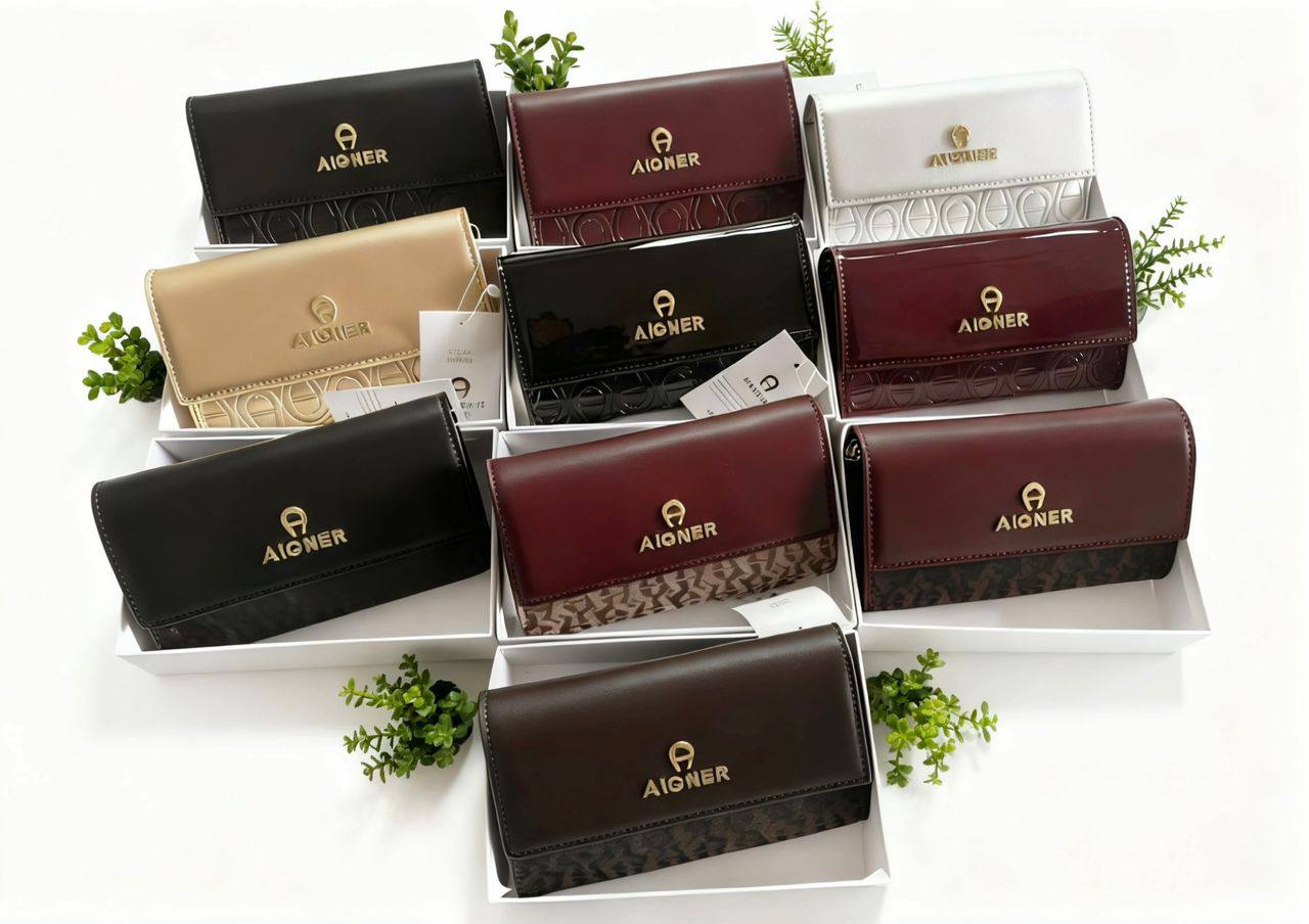 Aigner
90 dhs🪙🖤
size：20cm

Zain35
♥️♥️♥️