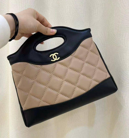 CHANEL 
GOOD QUALITY 

WITH BOX 
🎁🎁🎁

90 dhs✅

Zain39
♥️♥️♥️