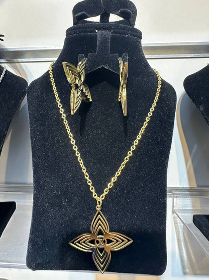 New arrival LV stainless steel with 18k gold plated set of 2 
55 dhs🪙🌨️
65 dhs🪙🌨️
with LV box and paperbag
🎁🎁🎁

Zain243
♥️♥️♥️
