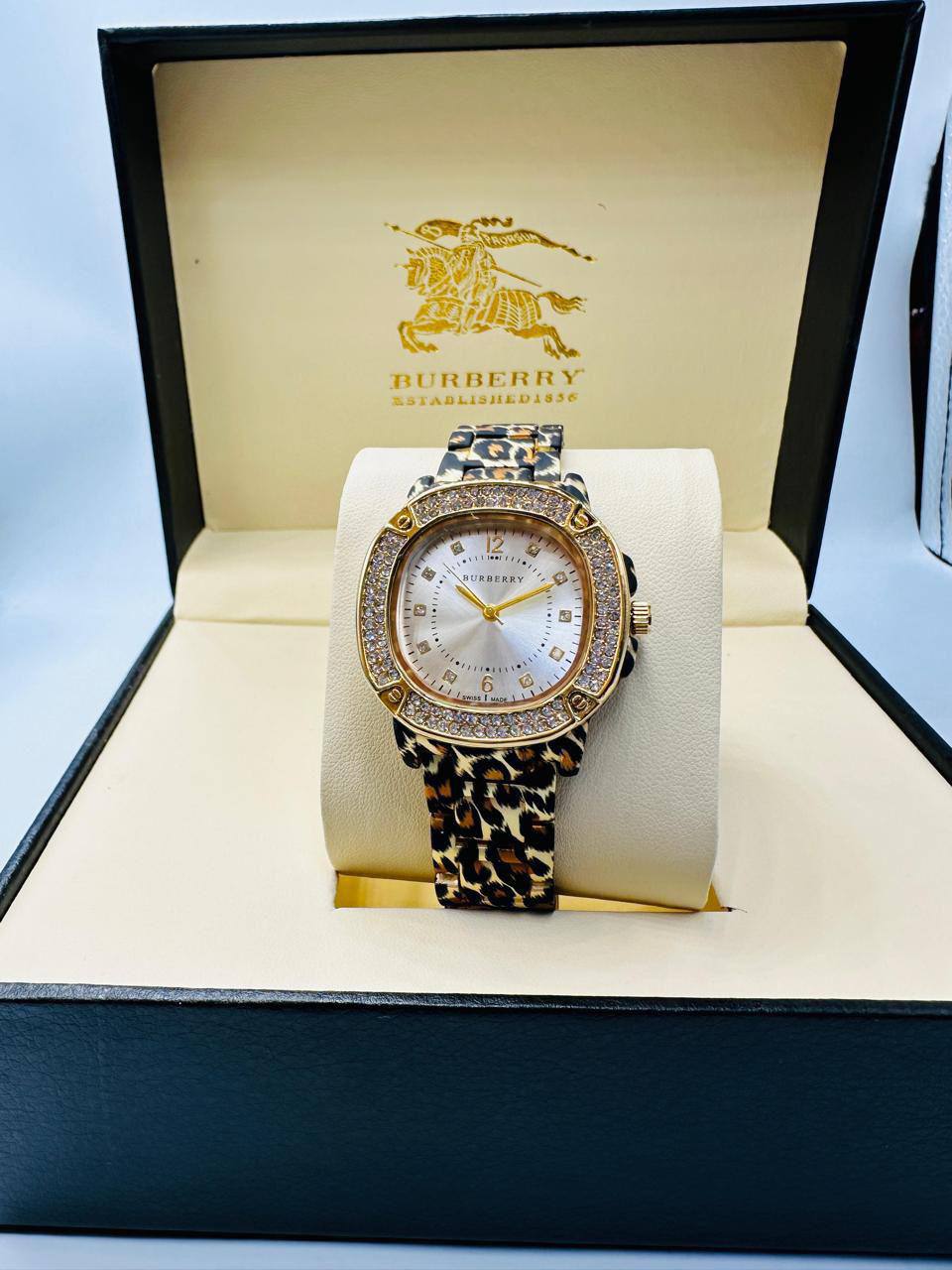 BURBERRY Ladies 
55 dhs🪙🌨️

Zain08
♥️♥️♥️