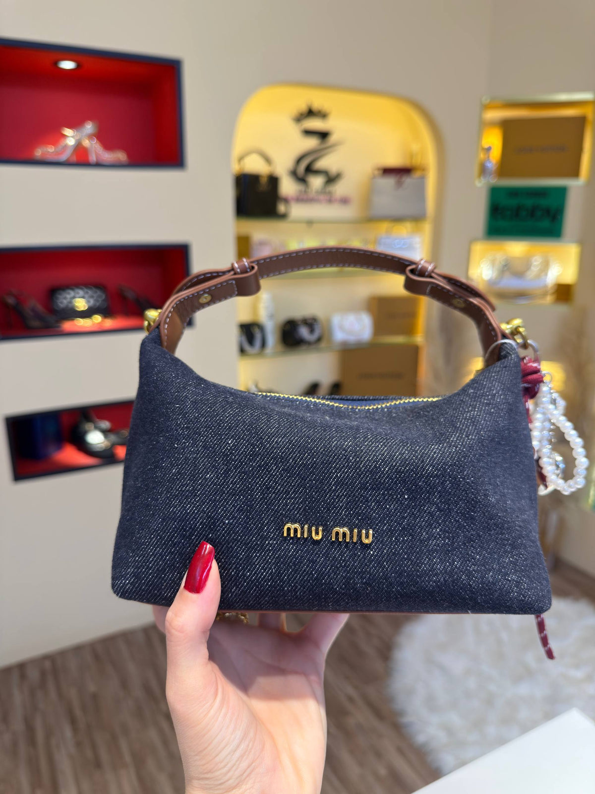 Miu miu

210 dhs

Zain95

اطلبوها من الوتس المثبت في الأعلى👆🏻👆🏻

تواصلو معنا 👈🏻 Zain 
For order WhatsApp pinned 👆🏻

♥️♥️♥️