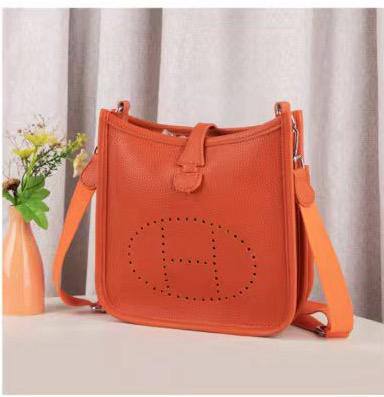 Hermes

90 dhs✅

with box
🎁🎁🎁

size 23cm

Zain26
♥️♥️♥️
