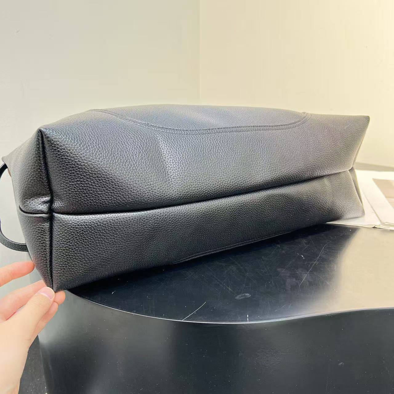 GUCCI sᴏғᴛʙɪᴛ ᴍᴀxɪ
ʜᴏʙᴏ sʜᴏᴜʟᴅᴇʀ ᴛᴏᴛᴇʙᴀɢ
ɢʀᴀɪɴʏ  ʟᴇᴀᴛʜᴇʀ ᴍᴀᴛᴇʀɪᴀʟ
ɢᴏʟᴅ ʜᴀʀᴅᴡᴀʀᴇ
sɪᴢᴇ : 43 cm ( ʟᴀʀɢᴇ )

90 dhs✅

Zain31
♥️♥️♥️