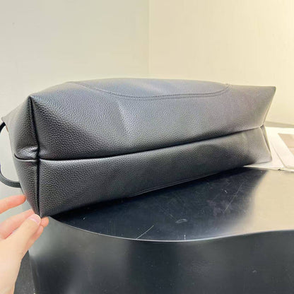 GUCCI sᴏғᴛʙɪᴛ ᴍᴀxɪ
ʜᴏʙᴏ sʜᴏᴜʟᴅᴇʀ ᴛᴏᴛᴇʙᴀɢ
ɢʀᴀɪɴʏ  ʟᴇᴀᴛʜᴇʀ ᴍᴀᴛᴇʀɪᴀʟ
ɢᴏʟᴅ ʜᴀʀᴅᴡᴀʀᴇ
sɪᴢᴇ : 43 cm ( ʟᴀʀɢᴇ )

90 dhs✅

Zain31
♥️♥️♥️