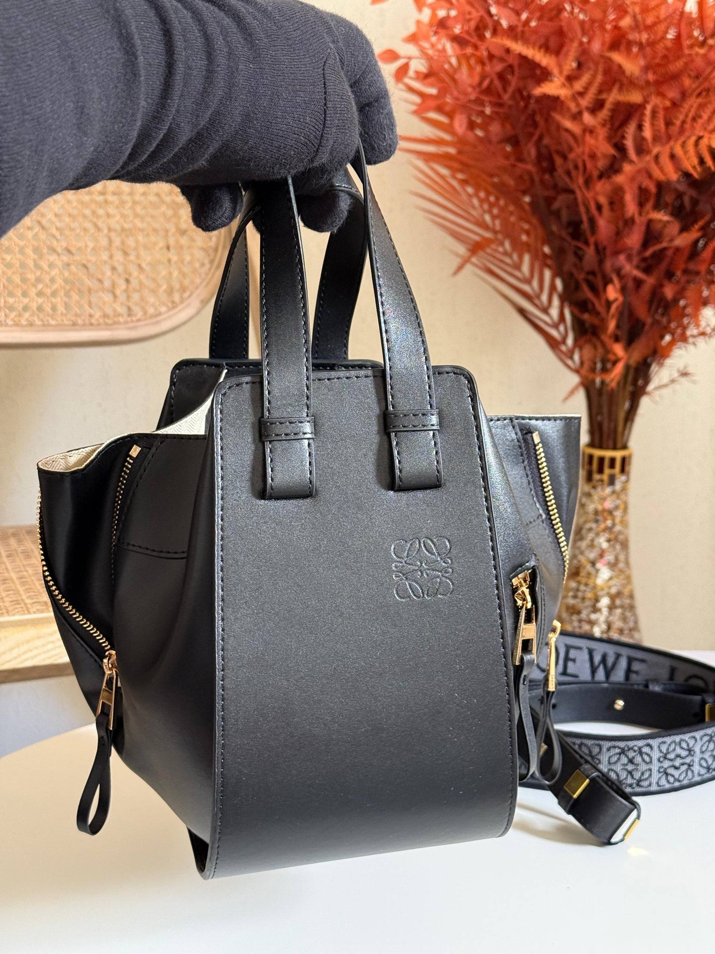 LOEWE
22cm
360 dhs❣️
Top quality 
With box🎁

Zain167
♥️♥️♥️