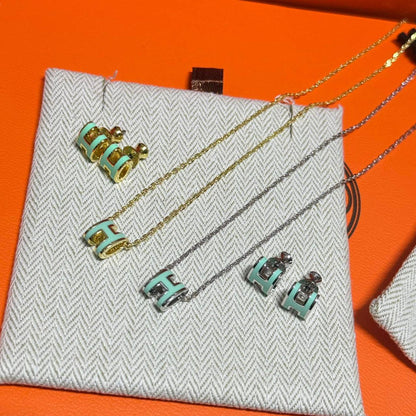 Hermes ❤️‍🔥*
Necklace 🐦‍🔥
Earring🦋
Master quality 💯
With normal boxes 🗃️ 
95 dhs🪙🌨️
With master box 📦 
115 dhs🪙🌨️

Zain216
♥️♥️♥️