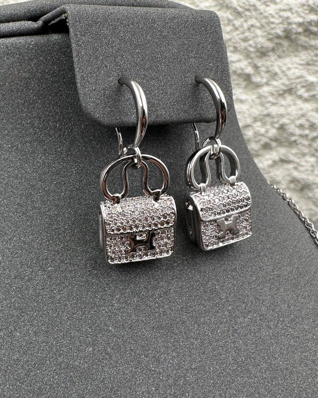 Hermes ❤️‍🔥*
Necklace 🐦‍🔥
Earring🦋
Master quality 💯
With normal boxes 📦 
100 dhs💓
With master box 🗃️ 
120 dhs💓

Zain216
♥️♥️♥️