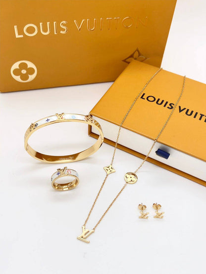 Stainless steel SET 💯*
Necklace ❤️‍🩹
Earring 🍁
Breslat ❣️
Ring 💍
With normal boxes 📦 
And paper bag 🛍️
45 dhs❣️

Zain216
♥️♥️♥️