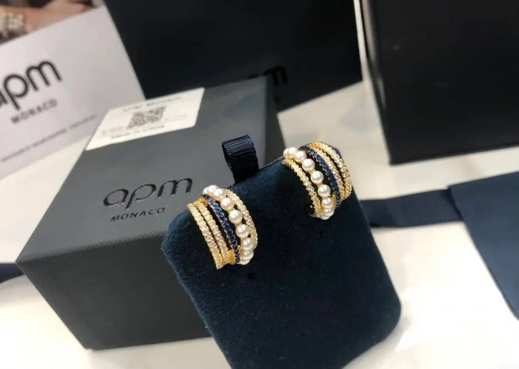Apm 😍*
Necklace 💥
Earring 🦋
Master quality 💯
With normal boxes 🗃️ 
170 dhs🇦🇪🇦🇪

With master box 📦 
200 dhs🇦🇪🇦🇪

Zain216
♥️♥️♥️