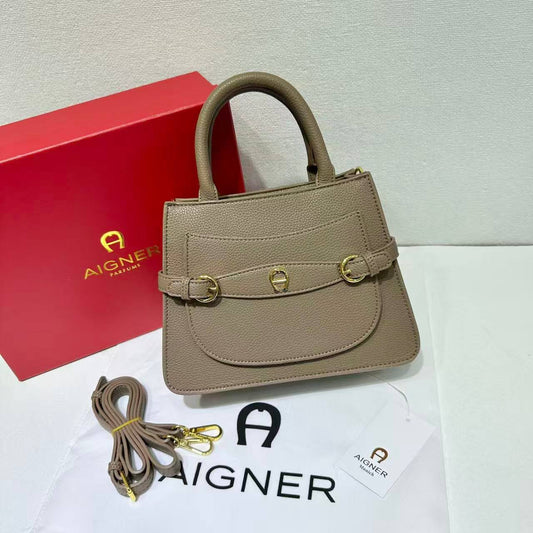 Aigner
105 dhs❣️ 

SIZE：24cm
GOOD quality 


with box
🎁🎁🎁

Zain35
♥️♥️♥️