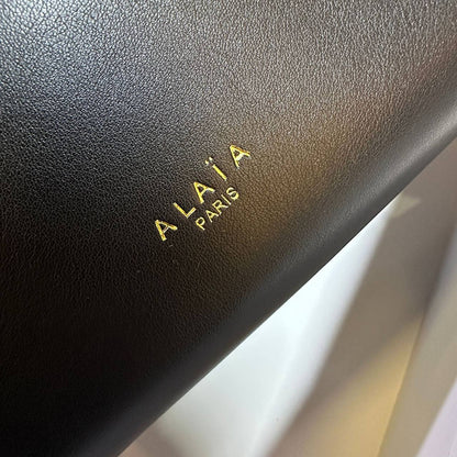ALAIA 

COPY ONE NEW CAME 

WITH BOX 
🎁🎁🎁

130 dhs✅

Zain39
♥️♥️♥️