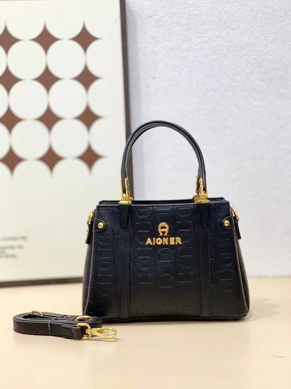 Aigner - DKNY
100 dhs✅
size：22cm
good-quality 

with box
🎁🎁🎁

Zain35
♥️♥️♥️