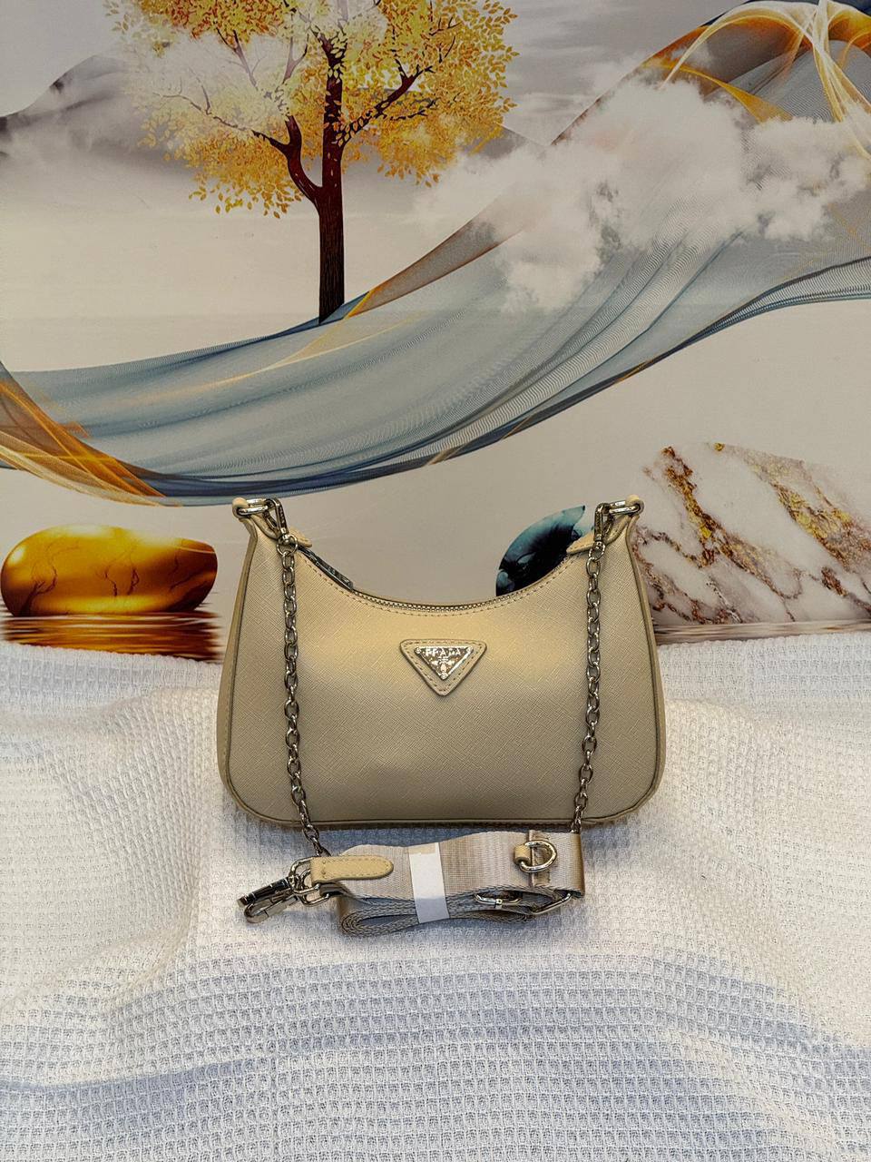 Prada 
Best quality 

with box’s 
🎁🎁🎁

95 dhs✅
size 22 CM

Zain290
♥️♥️♥️
