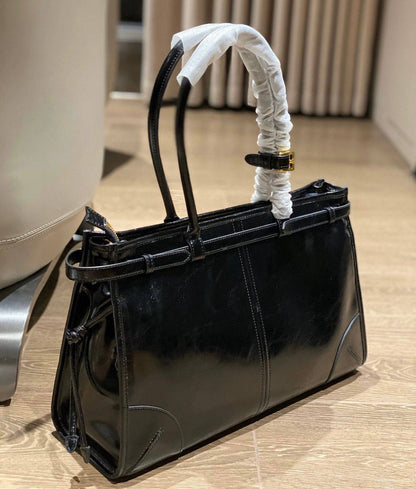 Prada 

High quality 

135 dhs

Zain39
♥️♥️♥️