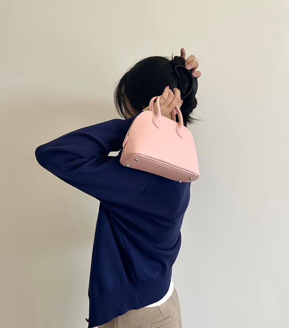 Hermes 

small 
95 dhs🇦🇪
size 18×18×9×14cm


big
100 dhs🇦🇪
size 26×9×19cm
with box

Zain42
♥️♥️♥️