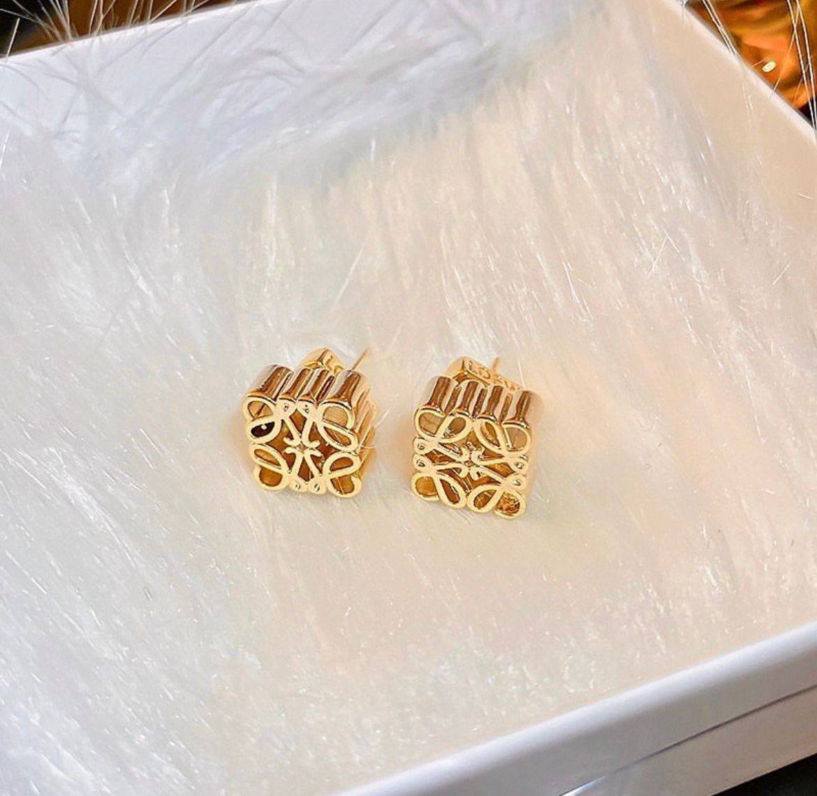 Loewe set ❤️‍🔥*
Necklace ✨
Earring 🍁
Bracelet 🦋
Master quality 💯
With normal boxes 📦 
120 dhs🇦🇪
With master box 🗃️ 
130 dhs🇦🇪

Zain216
♥️♥️♥️