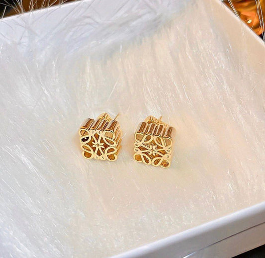 Loewe set ❤️‍🔥*
Necklace ✨
Earring 🍁
Bracelet 🦋
Master quality 💯
With normal boxes 📦 
120 dhs🇦🇪
With master box 🗃️ 
130 dhs🇦🇪

Zain216
♥️♥️♥️
