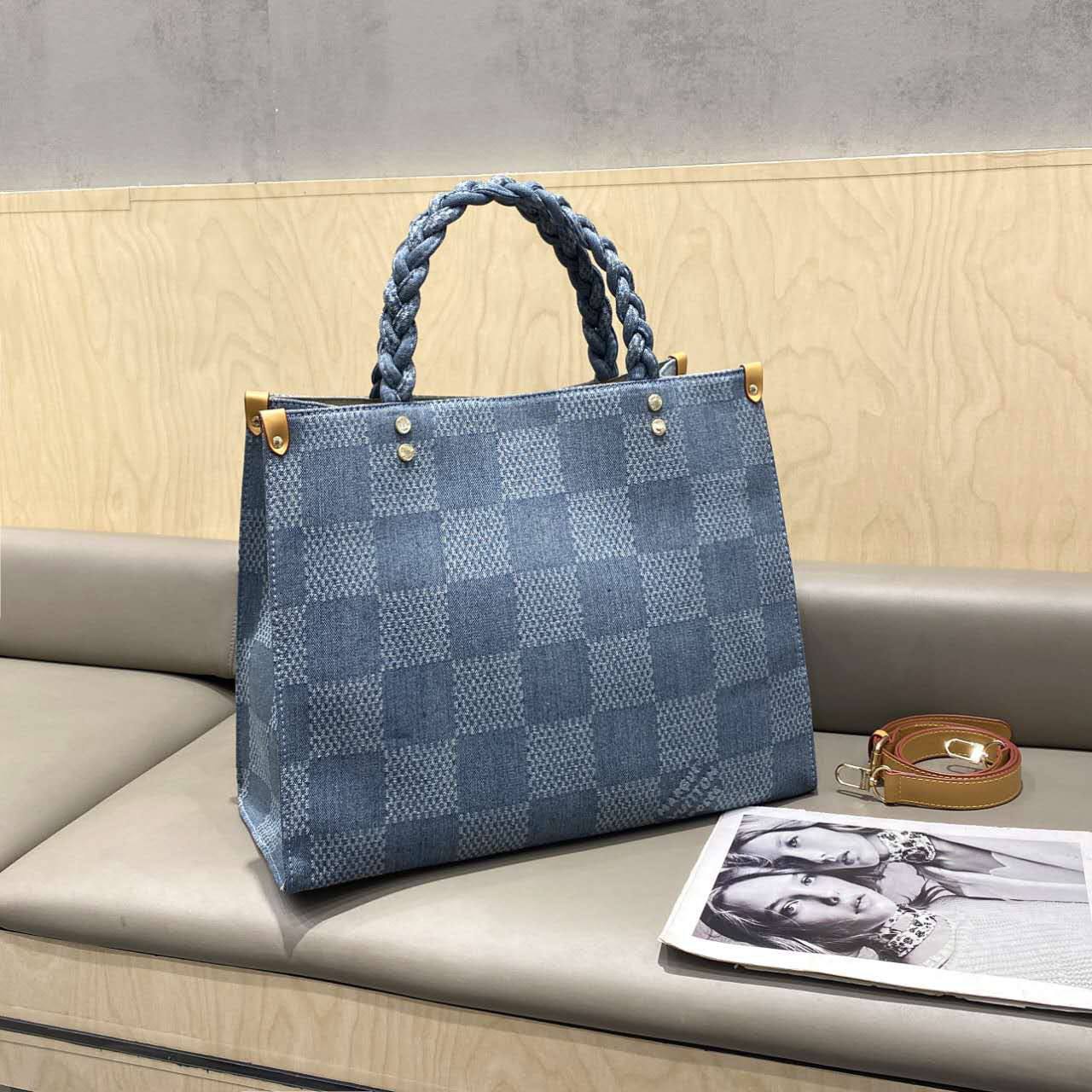 LV
Best quality 
120 dhs💛
size 41CM

Zain290
♥️♥️♥️