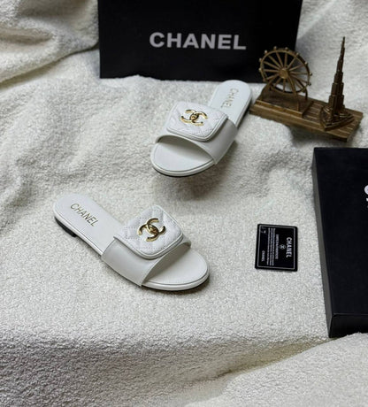 . New  chanel flat 

   Size  .  36.  to 41

85 dhs🪙🌨️

Zain80
♥️♥️♥️