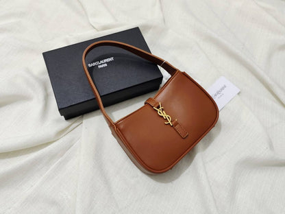 YSL
80 dhs🪙🖤
high quality 
With box  
♥️♥️♥️

20cm

Zain26
🌸🌸🌸