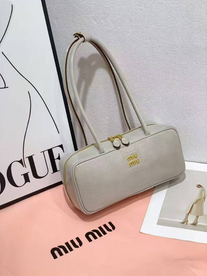 Miu Miu
Good  QUALITY 
SIZE：29*9*12.5cm
100 dhs💓

Zain04
♥️♥️♥️