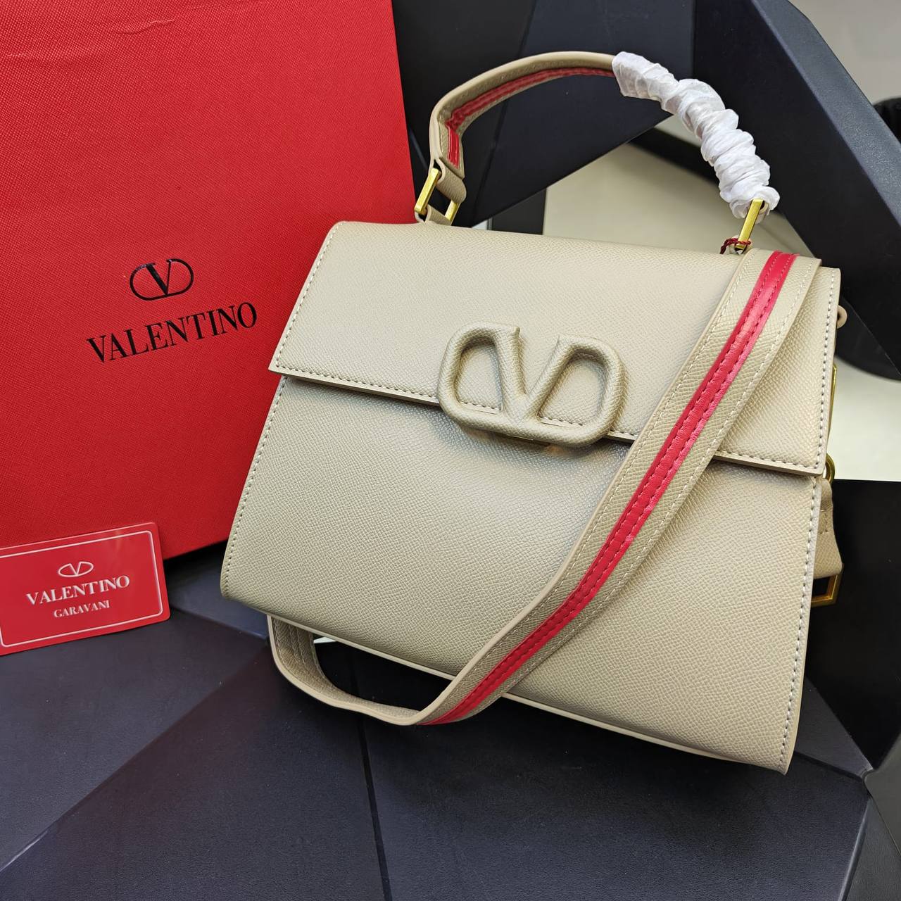 Valentino

130 dhs🇦🇪

with box🎁🎁🎁

good quality

Zain235
♥️♥️♥️