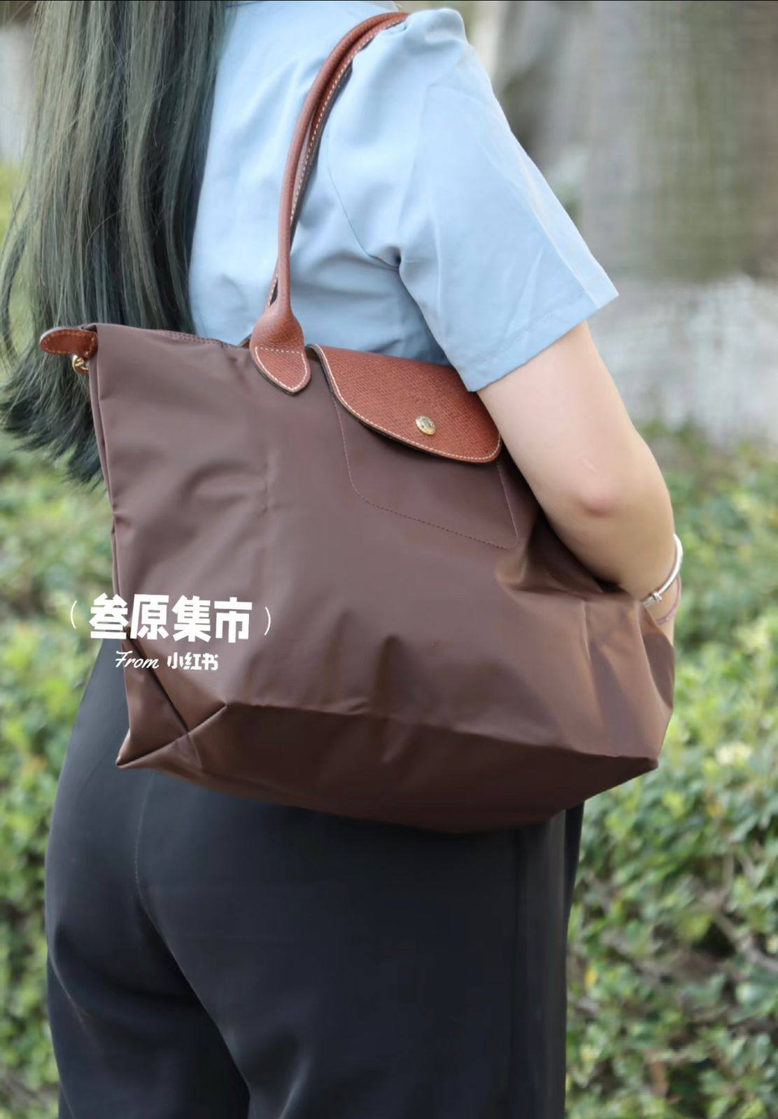Longchamp 
good quality, good 
size. 46 * 30 cm
65 dhs❣️

Zain12
♥️♥️♥️
