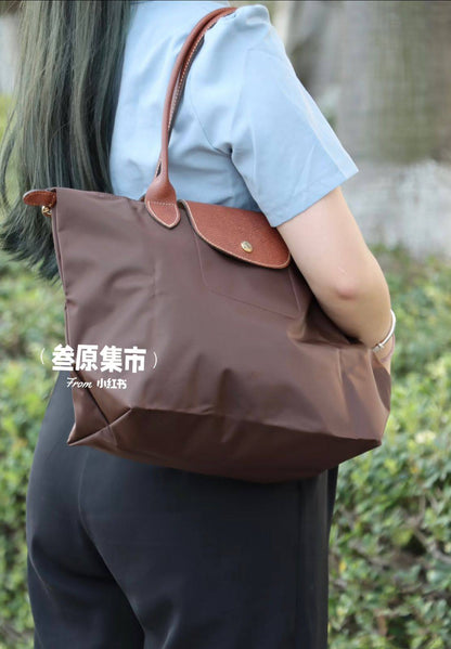 Longchamp 
good quality, good 
size. 46 * 30 cm
65 dhs❣️

Zain12
♥️♥️♥️