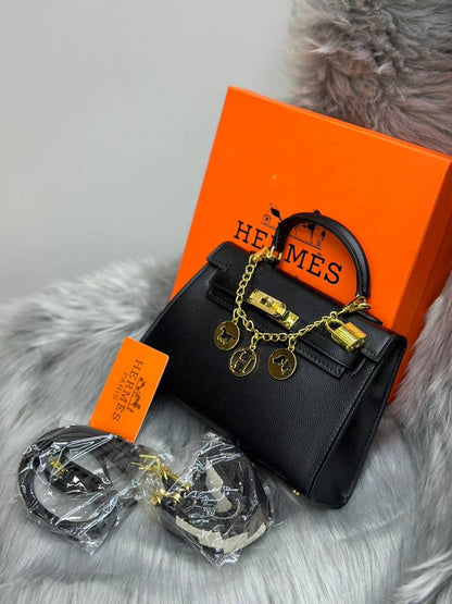 HERMES
SIZE……….  22  CM🌷
90 dhs🪙💕

with BOX✅

Zain51
♥️♥️♥️