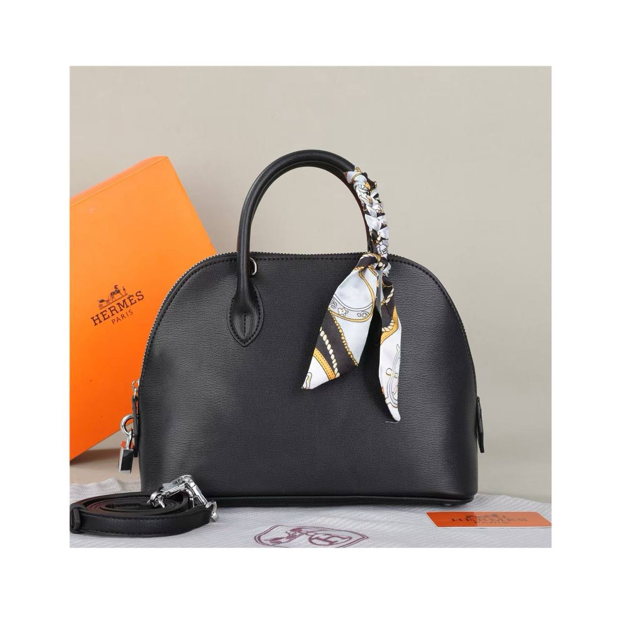 HERMES 
BIG SIZE GOOD QUALITY *WITH BOX 🎁

110 dhs✅

Zain39
♥️♥️♥️
