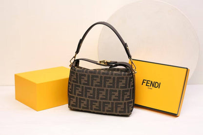 Fendi
100 dhs✅
Size：15CM
Good-quality with box

Zain35
♥️♥️♥️