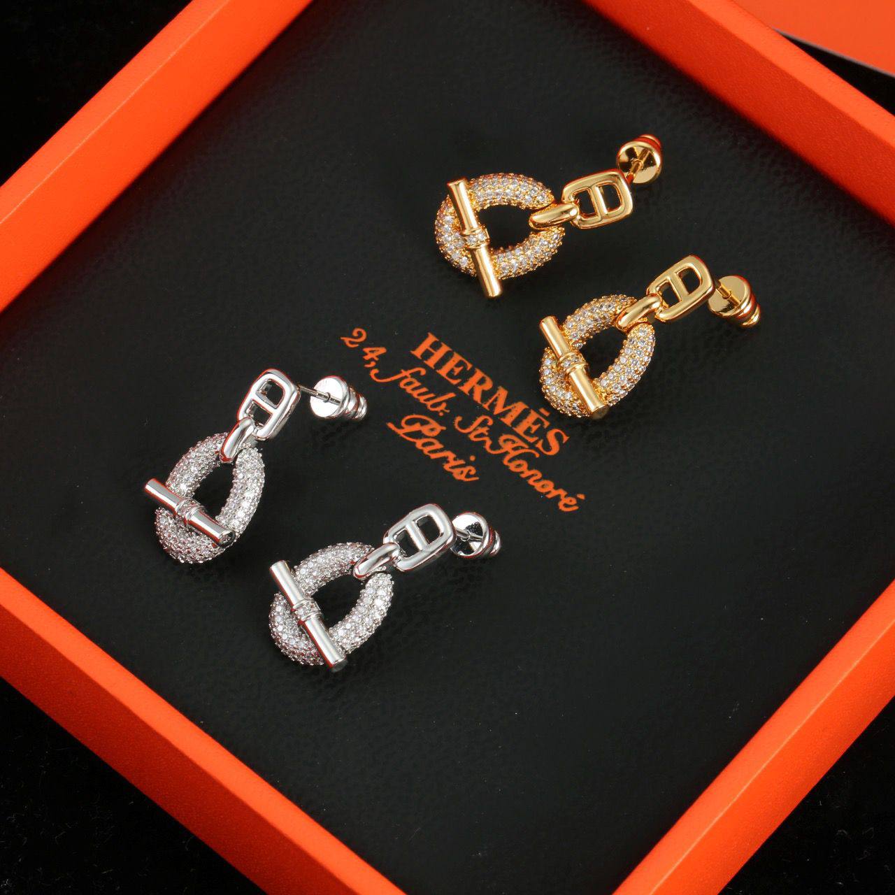 Hermes Master
NECKLACE
EARRING
SET 140 dhs🪙🖤 
with Box And Paper Bag
170 dhs🪙🖤

WITH Master Box And Paper Bag 
🎁🎁🎁

Zain89
♥️♥️♥️