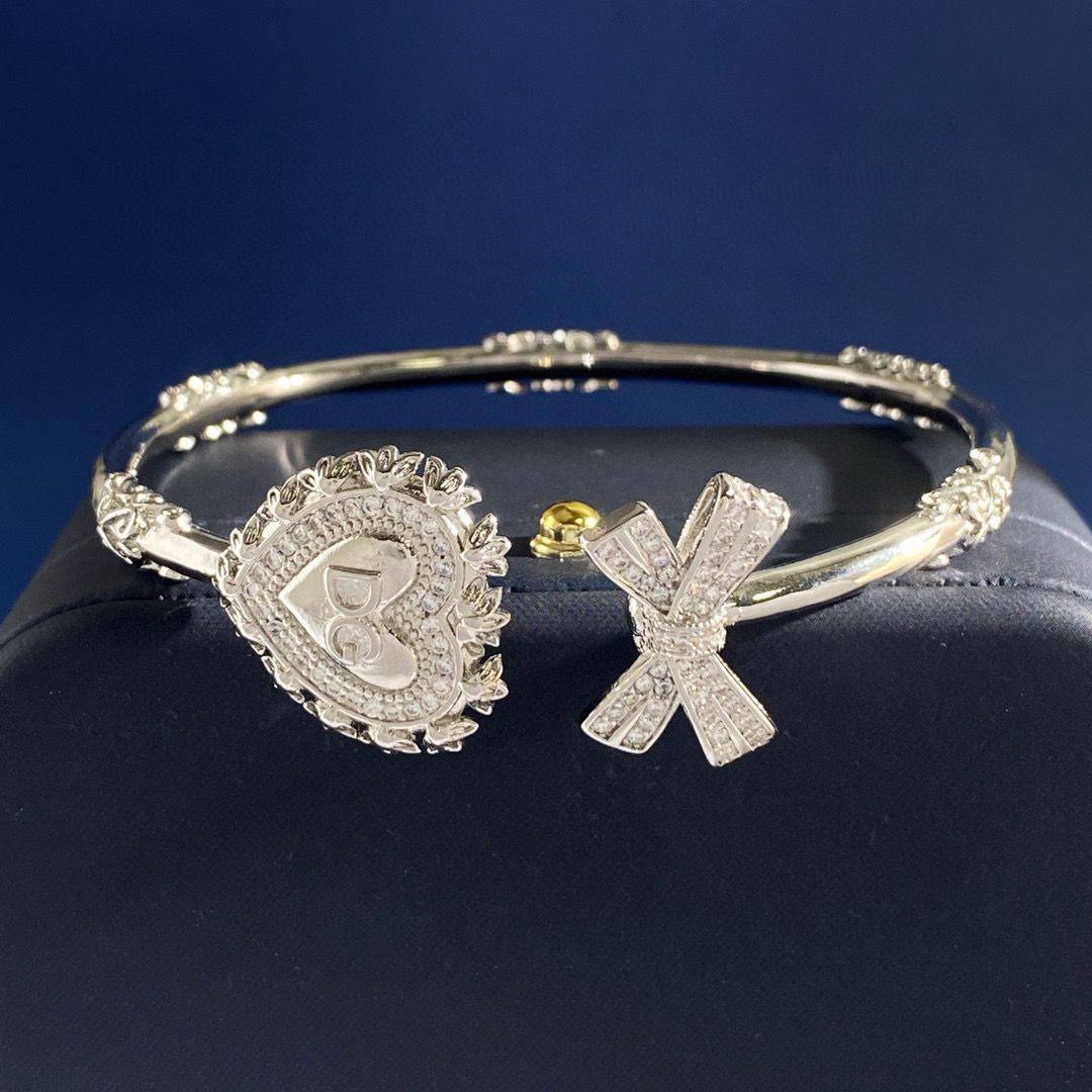 D&G Bangle 🦋
Master quality 

*55* AED normal box 📦

Zain48
♥️♥️♥️