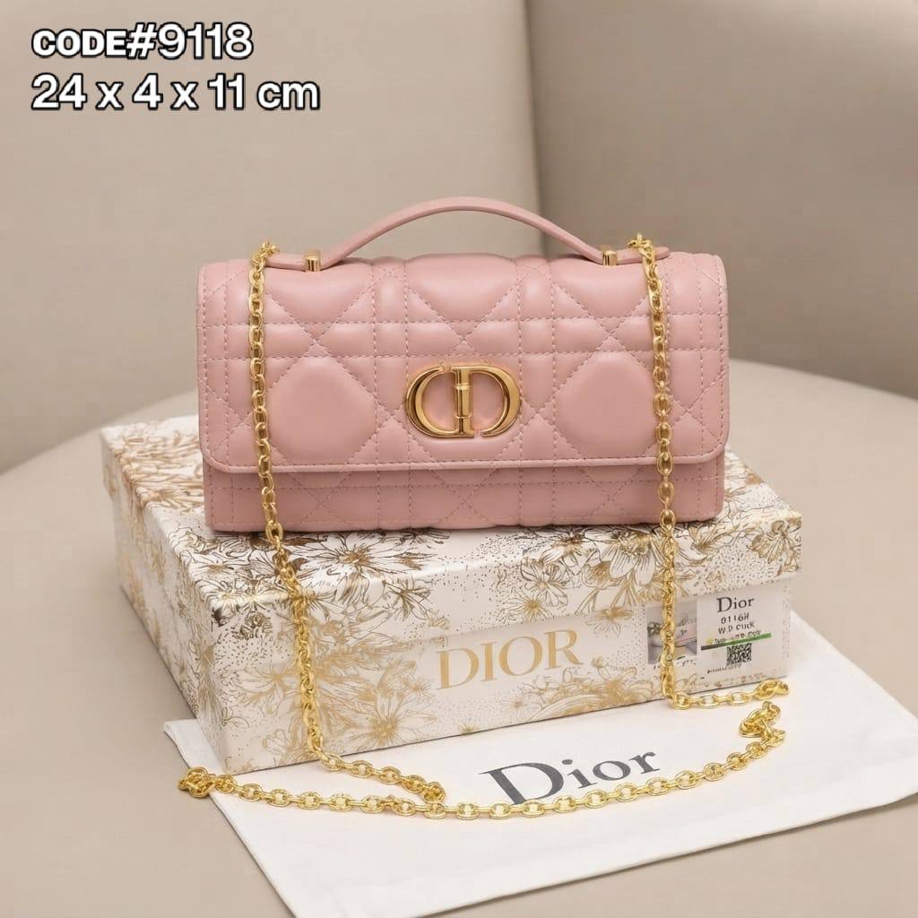 Dior
ᴄᴀʀᴏ ᴅɪᴏʀ ғʟᴀᴘ ᴄʟᴜᴛᴄʜ
ɪɴ ᴛᴏᴘ ʜᴀɴᴅʟᴇ ʙᴀɢ
ʜᴀs ʟᴏɴɢ ɢᴏʟᴅ ᴄʜᴀɪɴ  sᴛʀᴀᴘ
ɪɴ ᴛᴡɪsᴛ ʟᴏɢᴏ ʟᴏᴄᴋ 
sɪᴢᴇ: 24 cm
ᴡɪᴛʜ BOX

75 dhs🇦🇪🇦🇪

Zain31
♥️♥️♥️