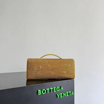 Bottega Andiamo Embellished Clutch in Leather✅*
*Size 31 cm*
For Price 👇 WTSP Text Zain 0568585901

Zain274
♥️♥️♥️