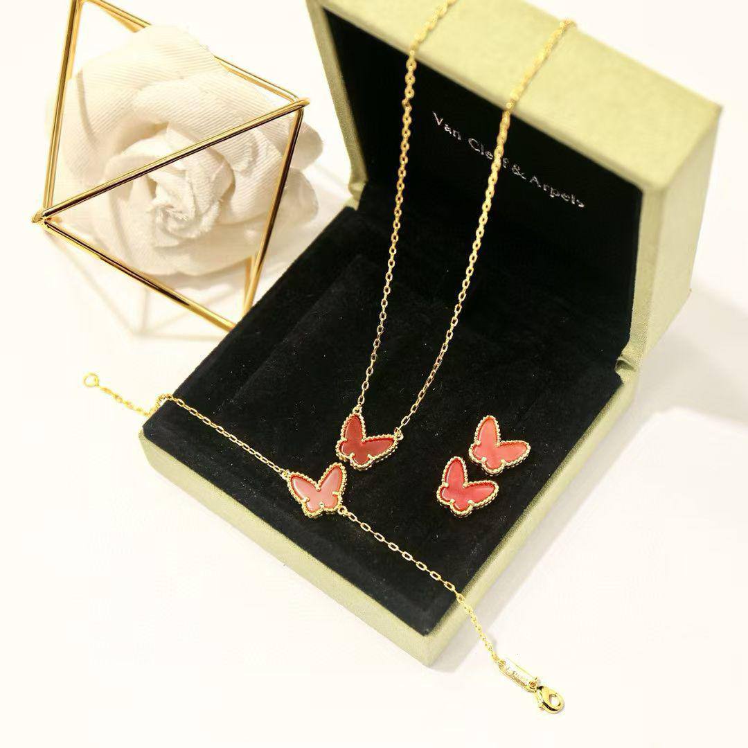 VCA SET❤️‍🔥*
Necklace 🦋
Earring🤯
Bracelet 💥
Master quality 💯
With normal boxes 📦 
105 dhs🪙💚
With master box 🗃️ 
140 dhs🪙💚

Zain216
♥️♥️♥️