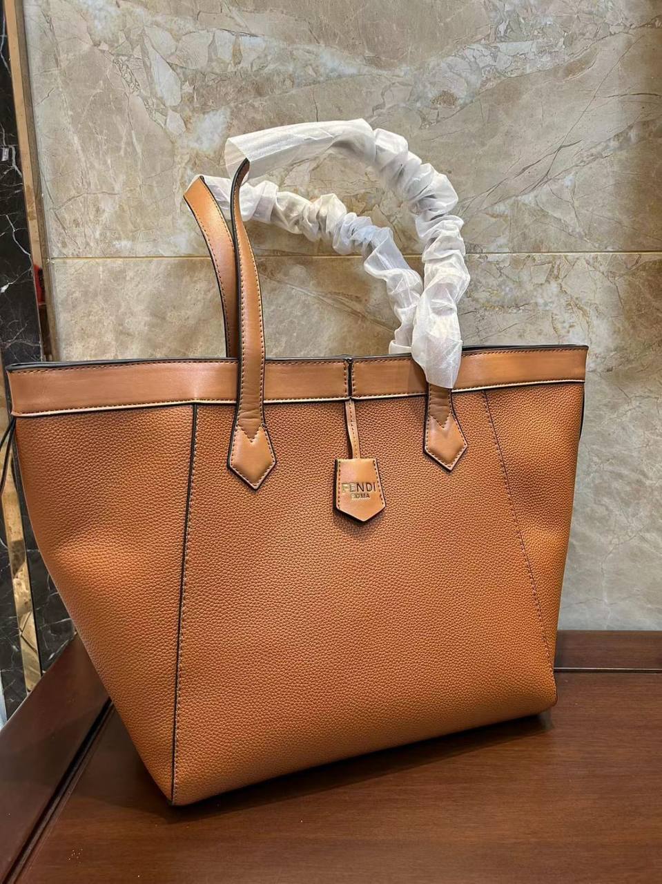 Fendi 
100 dhs✅
size 32（49)×15×33cm

Zain213
♥️♥️♥️
