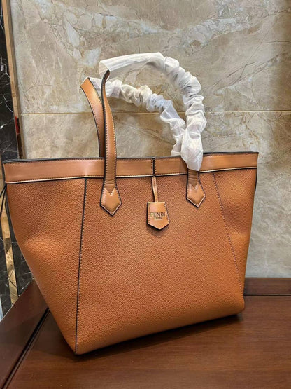 Fendi 
100 dhs✅
size 32（49)×15×33cm

Zain213
♥️♥️♥️
