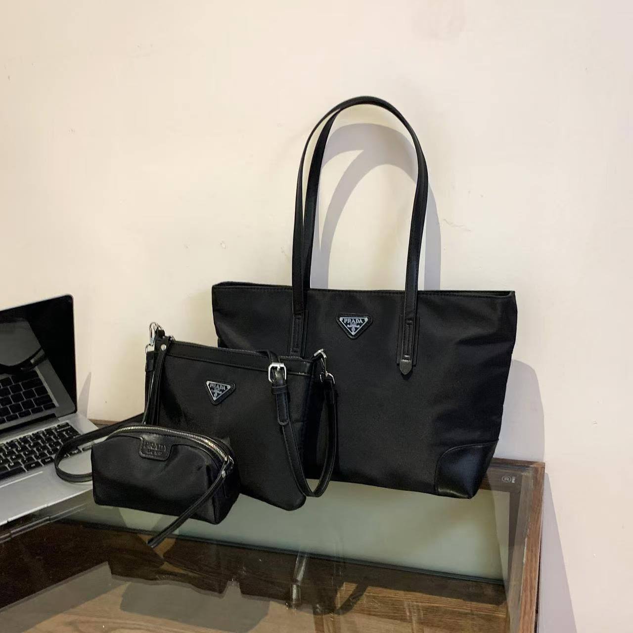 Prada
100 dhs🇦🇪🇦🇪

Zain07
♥️♥️♥️