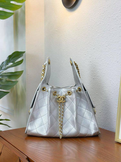 Chanel  
Medium size 
125 dhs💓
With box

Zain299
♥️♥️♥️