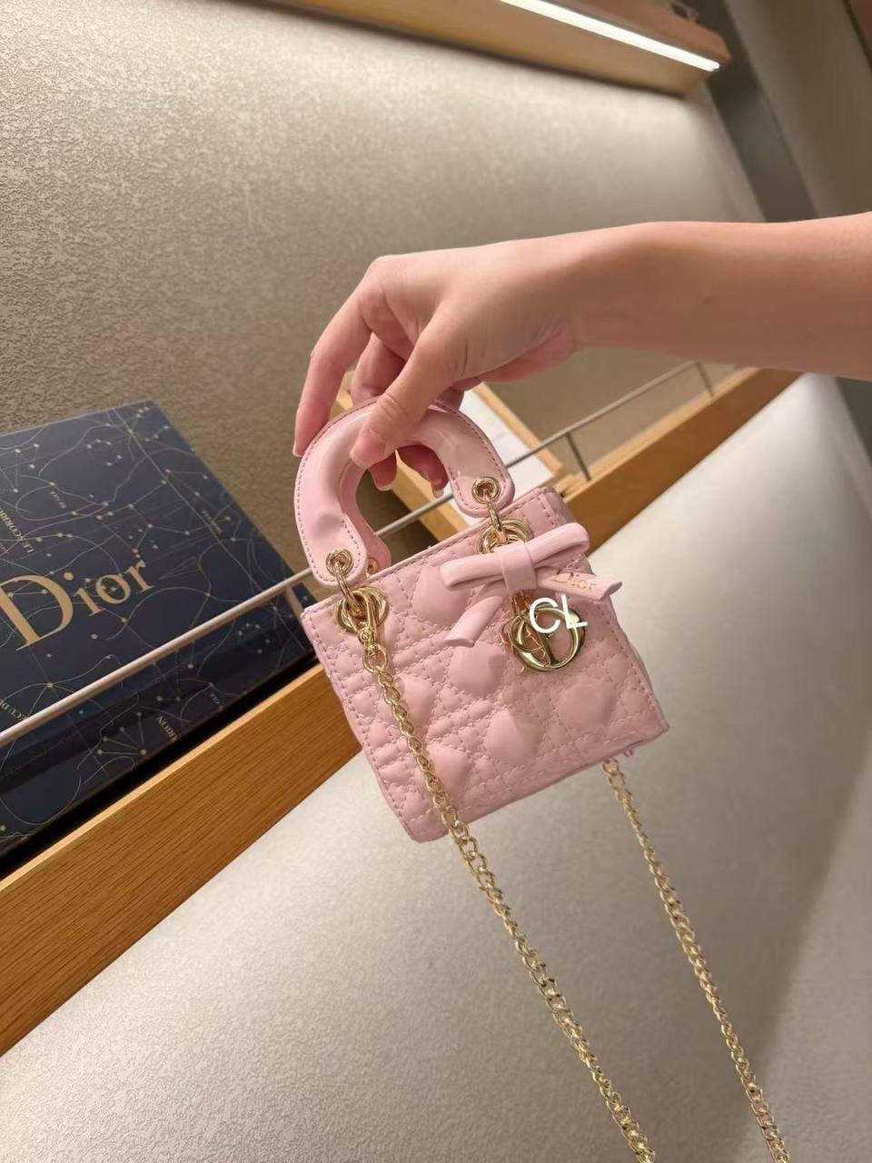 Dior
with box
130 dhs✅

Zain143
♥️♥️♥️