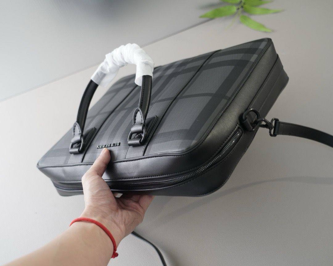 BURBERRY                                                 *Laptop bag*                                                            *Master quality*         
450 dhs🪙🖤

Zain179
♥️♥️♥️