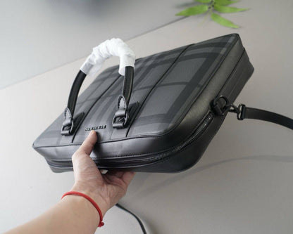 BURBERRY                                                 *Laptop bag*                                                            *Master quality*         
450 dhs🪙🖤

Zain179
♥️♥️♥️