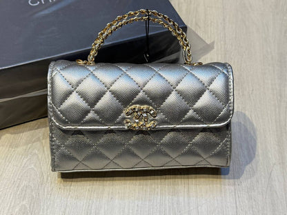 CHANEL

19cm

95 dhs🪙

with  Box
🎁🎁🎁

Zain44
♥️♥️♥️