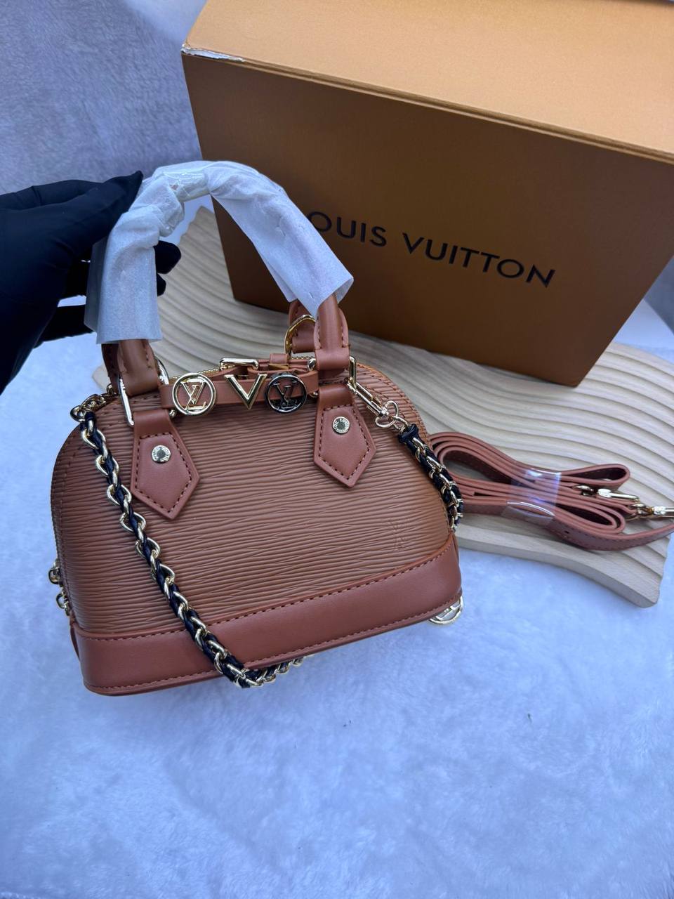 LV
with box 
🎁🎁🎁

size:18×12×8cm
110 dhs💓

Zain114
♥️♥️♥️