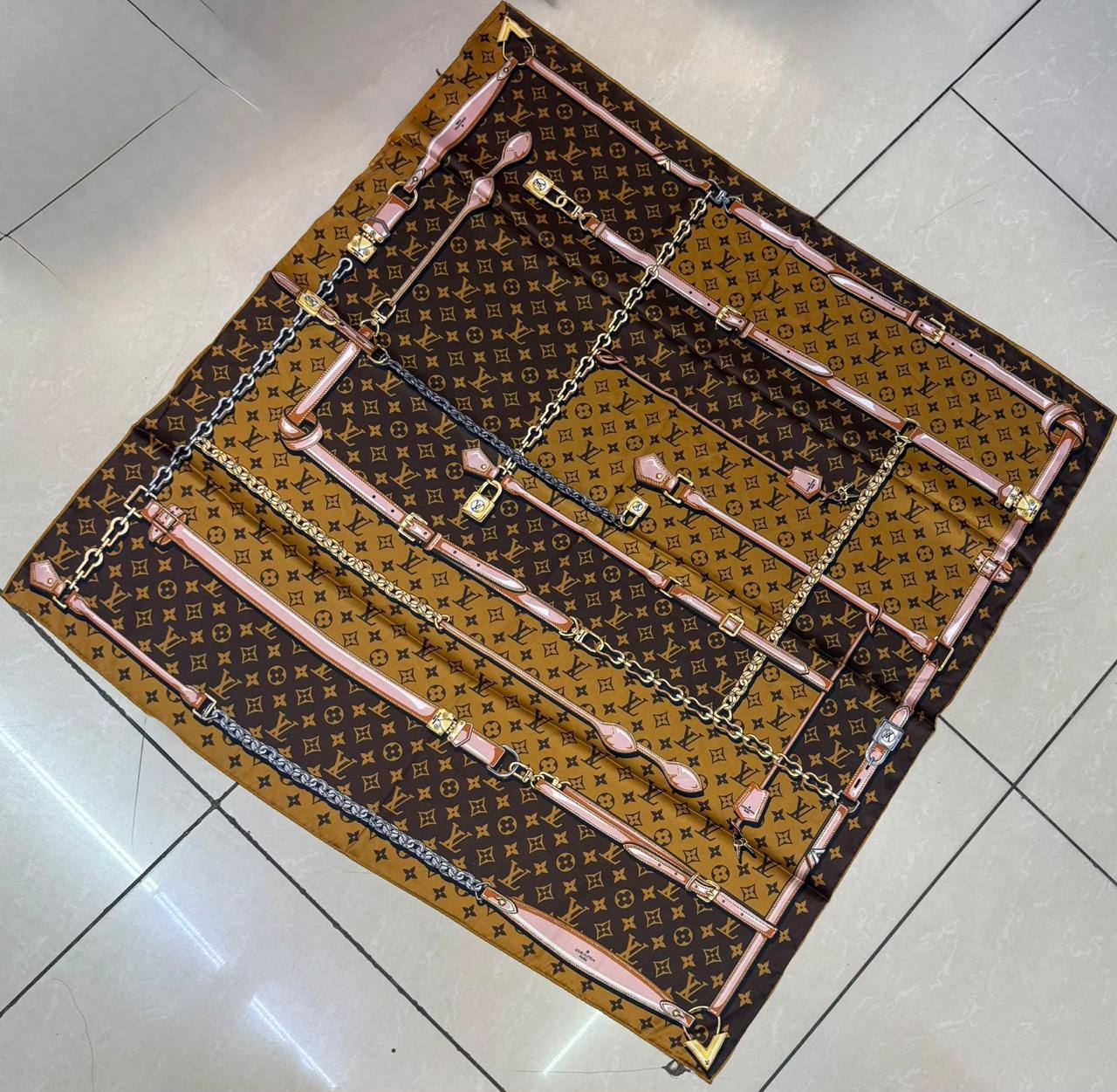 Silk square scarf 
40 dhs🇦🇪🇦🇪
Size 90*90

Zain93
♥️♥️♥️