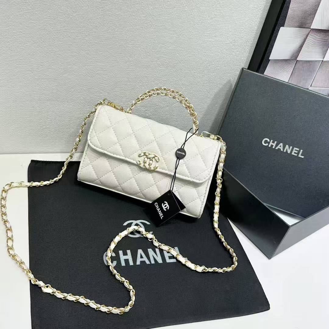Chanel 
Best quality with box’s 
100 dhs✅
size 19 cm

Zain290
♥️♥️♥️