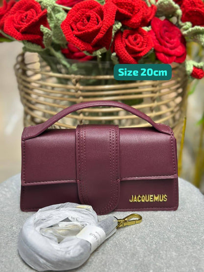 Jacquemus

Good quality 

with box 🎁🎁🎁

100 dhs🌺

Zain186
♥️♥️♥️